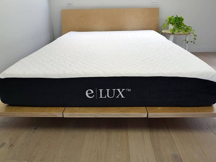 Front view of the eLuxury Supply mattress