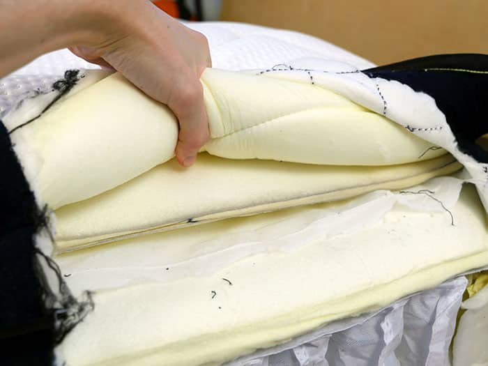 Top memory foam layer tapered towards the edges