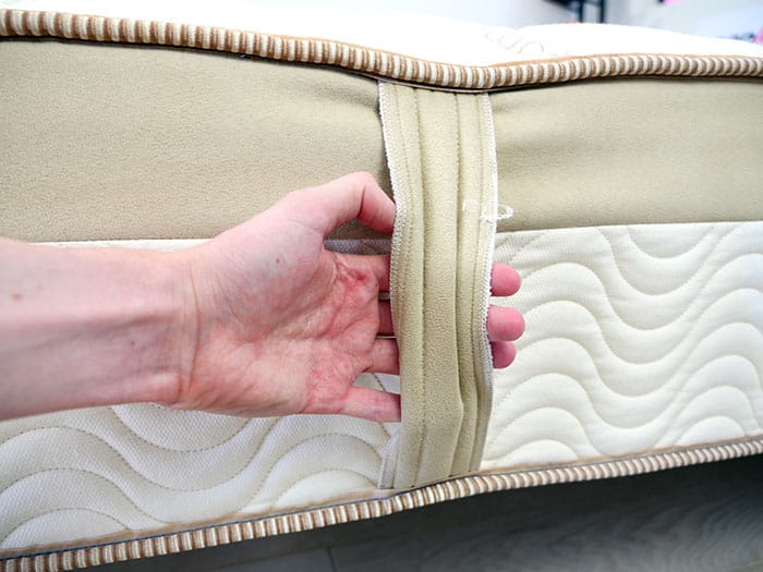 Loom & Leaf (2022) holding handle