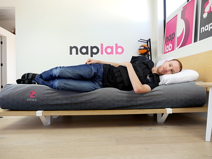 Zoma Start edge support - side sleeping with vest