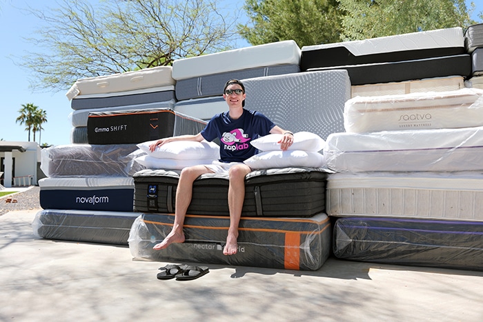 Throne Derek Sitting Angle 2