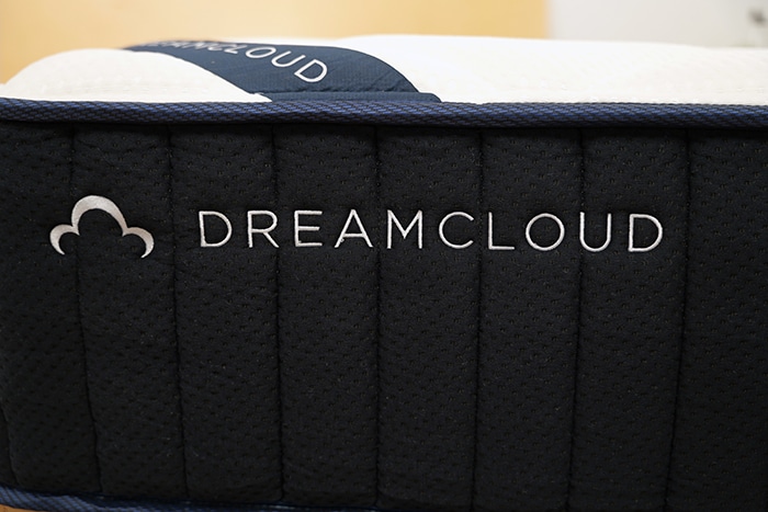 Dreamcloud Classic Hybrid Logo Dreamcloud Classic Hybrid Logo