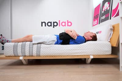 Leesa Sapira Edge Support Test Back Sleeping With Vest Leesa Sapira Edge Support Test Back Sleeping With Vest